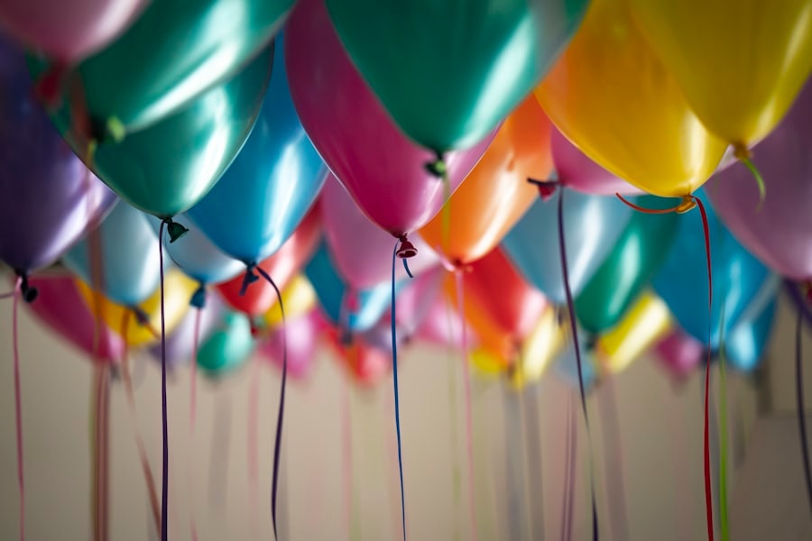 Renkli balonlar ve doğum günü dekorasyonu