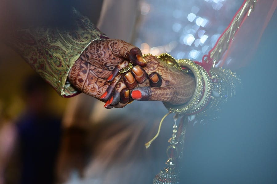 Kına gecesi için henna ve geleneksel süsleme detayları